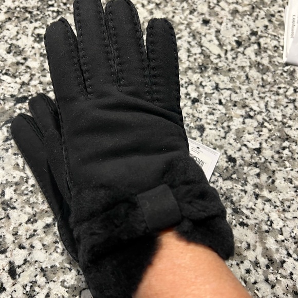 Ugg Sheepskin Bow Gloves - Picture 3 of 4